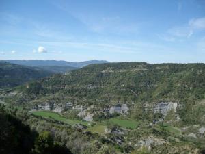 una vista aérea de un valle con casas y árboles en Apartamentos La Catedral, en Roda de Isábena