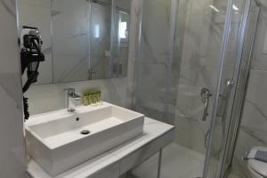 Anthos Apartments的一间浴室