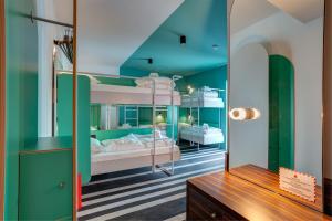 Tempat tidur susun dalam kamar di MEININGER Hotel Bruxelles Gare du Midi
