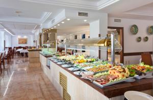 een buffet lijn met veel verschillende soorten eten bij Hotel Biniamar in Cala Millor