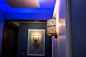 a light on a wall with a blue ceiling at Istanbul Sirkeci Hotel in Istanbul