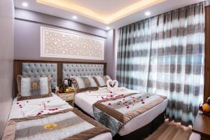 a bedroom with two beds and a window at Istanbul Sirkeci Hotel in Istanbul