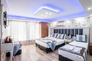 a bedroom with two beds and a couch at Istanbul Sirkeci Hotel in Istanbul