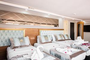 a room with two beds on a yacht at Istanbul Sirkeci Hotel in Istanbul