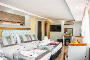 a hotel room with two beds and a tv at Istanbul Sirkeci Hotel in Istanbul