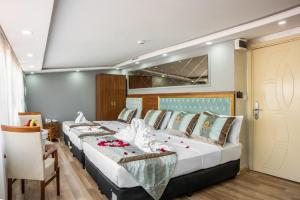 a bedroom with two beds and a table at Istanbul Sirkeci Hotel in Istanbul