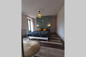 1 dormitorio con 1 cama con cabecero verde en Joli appartement maison, Dol de Bretagne, calme et lumineux, proche Mont-Saint-Michel et Saint-Malo, en Dol-de-Bretagne