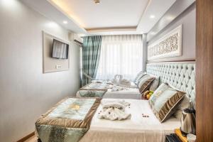 a bedroom with two beds and a window at Istanbul Sirkeci Hotel in Istanbul