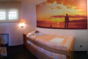 um quarto com uma cama com um quadro na parede em Vistas 180º al mar/puesta de sol/Free Wifi-parking em Bakio