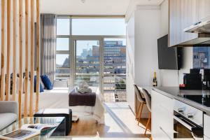 uma sala de estar com vista para a cidade em Backup-Powered Trendy NY City Apartment at Table Mountain em Cidade do Cabo