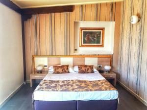 Posteľ alebo postele v izbe v ubytovaní Hotel Le Chevalier