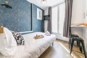 um quarto com uma cama com uma bandeja de frutas em Apartments WS Opéra - Rossini em Paris