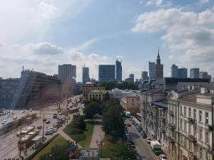 een uitzicht op een stad met auto's en gebouwen bij Rental Apartments Smolna in Warschau