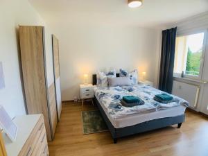 Ein Bett oder Betten in einem Zimmer der Unterkunft Komfortables Apartment in Bad Elster mit Netflix