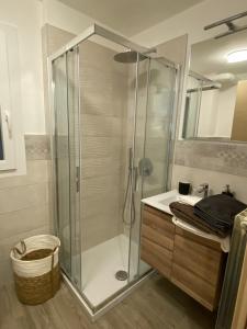 Un baño con ducha de cristal y lavabo. en Clotes modern apartment, 50m from slopes - sleeps 6-8, 2 bath - SauzeHoliday, en Sauze dʼOulx