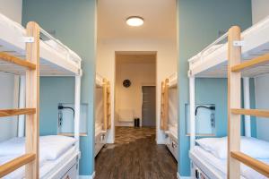 Posteľ alebo postele v izbe v ubytovaní ART Hostel & Apartments