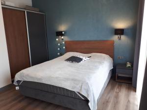 um quarto com uma cama grande e lençóis brancos em Apartament Beztroski z widokiem na morze 5 Mórz em Sianozety