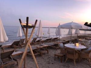 - un groupe de tables et de chaises sur la plage dans l'établissement L´Horizon, à Vallauris