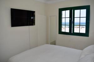 TV a/nebo společenská místnost v ubytování Beachfront Bungalow Cotillo Lagos