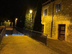 una luz de la calle junto a un edificio por la noche en Apartamentos María Luisa, en Burgos