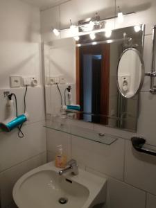 Koupelna v ubytování Haus Zervreila + 26 fotografií