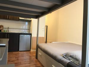 a room with a bed and a small kitchen at Studio 22m2 RER Val d’Europe à 150m /Disney-Paris in Montévrain