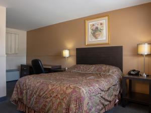 A bed or beds in a room at Hotel Richmond Hill Inn ON North