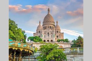 einen Blick auf die Kathedrale von Christus dem Erlöser in der Unterkunft Centre Montmartre, charming and cozy appartement in Paris