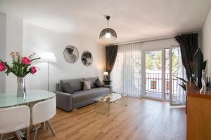 sala de estar con sofá y mesa en Apartamento con unas maravillosas vistas a Granada, en Granada