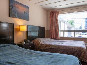 Llit o llits en una habitació de Hotel Richmond Hill Inn ON North