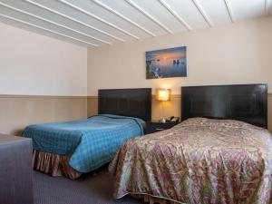 una habitación de hotel con 2 camas en una habitación en Hotel Richmond Hill Inn ON North en Richmond Hill