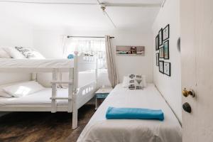 Postel nebo postele na pokoji v ubytování Umzumbe Surf House