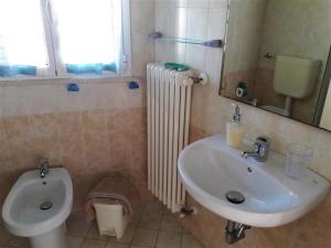 un bagno con lavandino e WC di Residence ONDA BLU 2 a Cervia Altre 8 foto