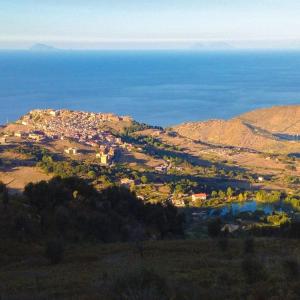 una vista de una ciudad en una colina con el océano en Luna Chiara Residence en Tusa