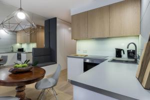 una cucina con tavolo e piano di lavoro di Old Town Premium Queen`s Apartments a Cracovia