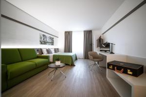Televízia a/alebo spoločenská miestnosť v ubytovaní Bonotto Hotel Palladio