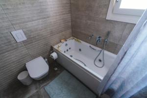 Kopalnica v nastanitvi Lux house with outdoor jacuzzi and sea view in Santorini
