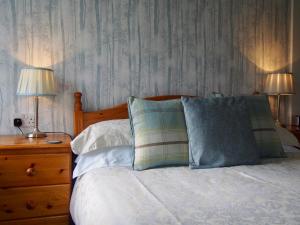 A bed or beds in a room at Fairwinds Hotel 