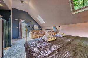 1 dormitorio con 1 cama grande en una habitación en The Westleton Crown, en Westleton