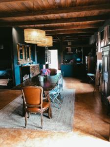 une salle à manger avec une table et des chaises en bois dans l'établissement LAS MIMOSAS MASBELL RURAL, à Tordera