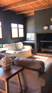 un salon avec deux canapés et une cheminée dans l'établissement LAS MIMOSAS MASBELL RURAL, à Tordera