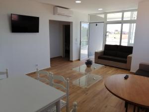 a living room with a couch and a table at VILLA CERRO E MAR Apartement in Moncarapacho