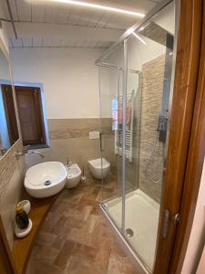 a bathroom with a shower and a toilet and a sink at B&B Marina in Fosdinovo