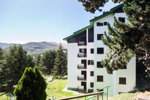 福米加尔Foratata By PIRINEOS360 Formigal - 3 dormitorios Y 2 baños的侧面有阳台的建筑