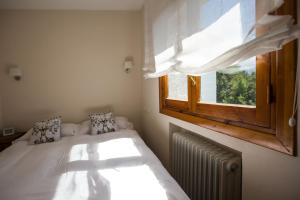 福米加尔Foratata By PIRINEOS360 Formigal - 3 dormitorios Y 2 baños的有两张床和一扇窗户的卧室 更多11张照片