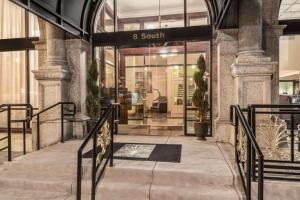 una entrada a una tienda con una puerta de cristal en The Mining Exchange, A Wyndham Grand Hotel & Spa en Colorado Springs