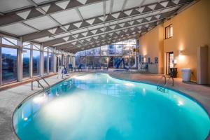 - une grande piscine d'eau bleue dans un bâtiment dans l'établissement La Quinta by Wyndham Nashville Franklin, à Franklin