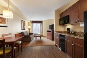 cocina y sala de estar en una habitación de hotel en Days Inn & Suites by Wyndham Sherwood Park Edmonton, en Sherwood Park