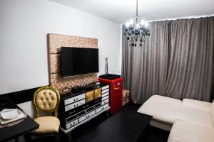 una sala de estar con TV de pantalla plana en un armario en AH Luxury Galerka, en Košice