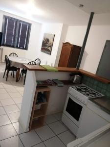 a kitchen with a stove and a counter top at appartement simple entier avec cour pour 2 a 7 personnes in Château-Gontier